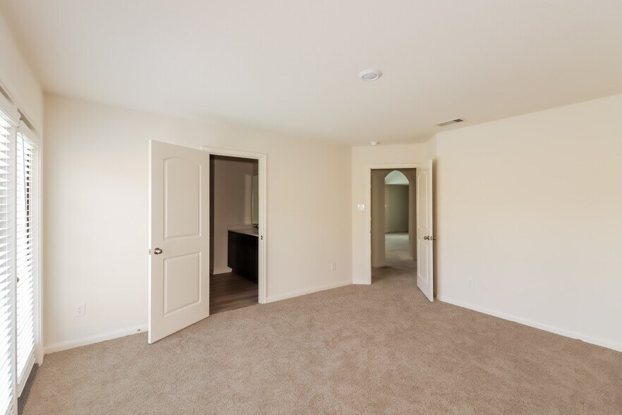 Building Photo - 26816 Steinbeck Dr