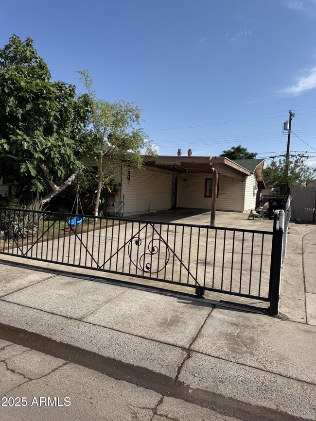 Primary Photo - 5131 W Earll Dr