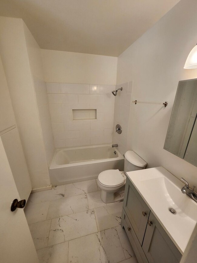 Building Photo - Newly Renovated! Spacious 4-Bed, 2-Bath Ho...