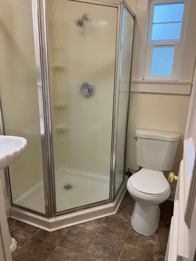 Building Photo - 12 Bedroom 8 1/2 Bathroom plus parking and...