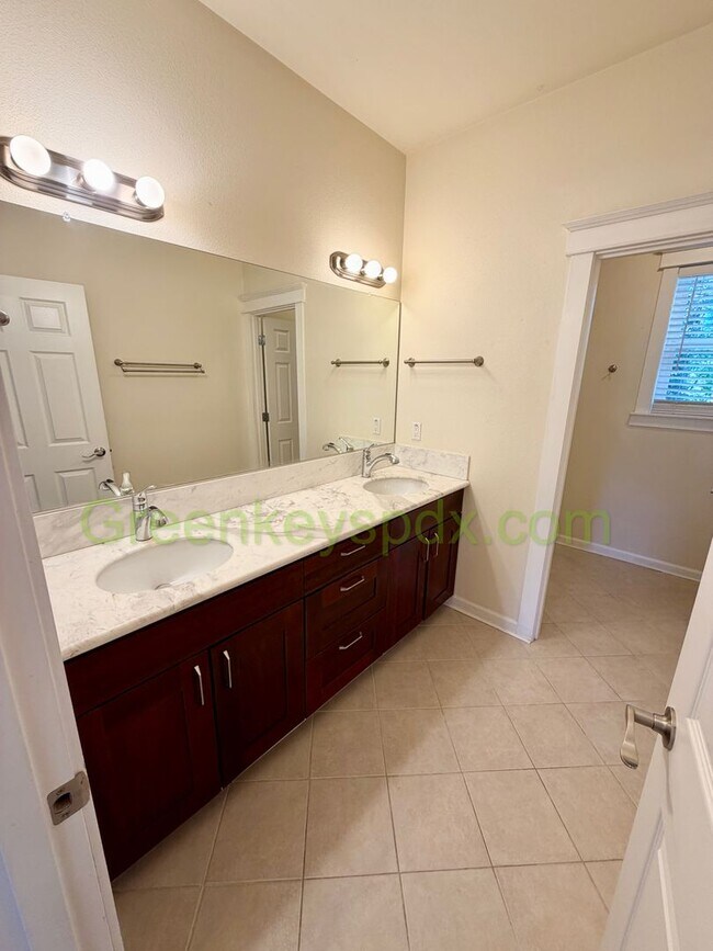 Building Photo - Gorgeous House in Upscale Neighborhood in Tigard, 5 Bedrooms plus Den/Office, 3.5 Bathrooms, Larg...