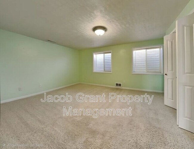 Building Photo - 3030 Devonwood Dr