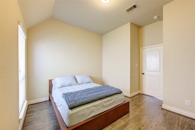 Building Photo - 2603 Night Song Dr