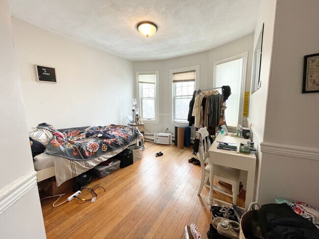 Building Photo - Top-Floor 4BR w/ Balcony | Mission Hill | Student OK | 9/1