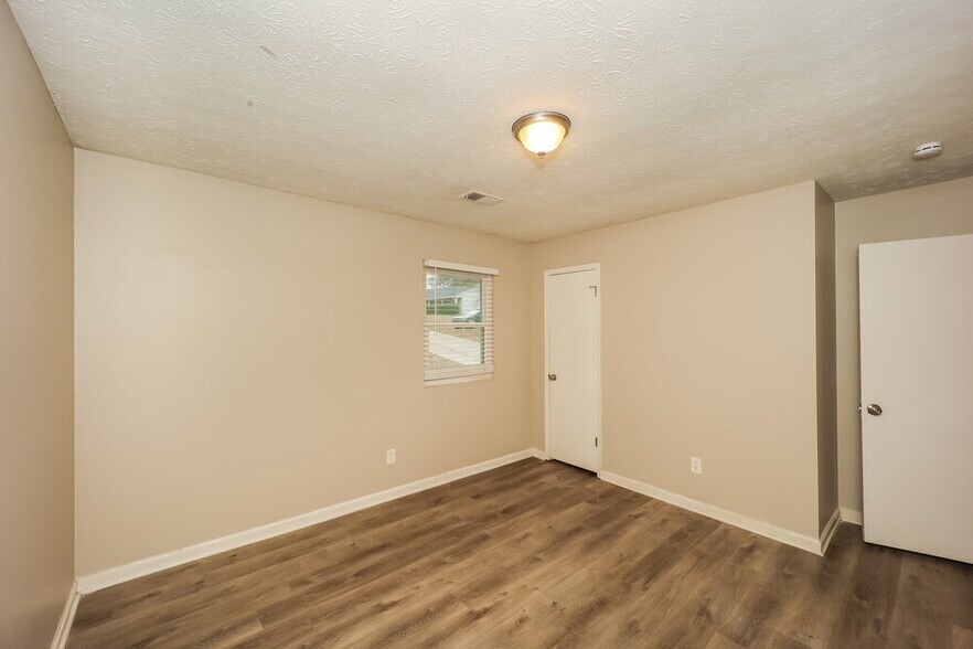 Building Photo - 9453 Forest Knoll Dr