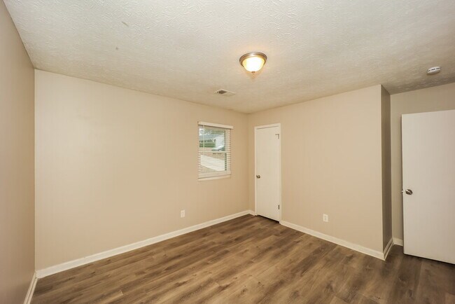 Building Photo - 9453 Forest Knoll Dr