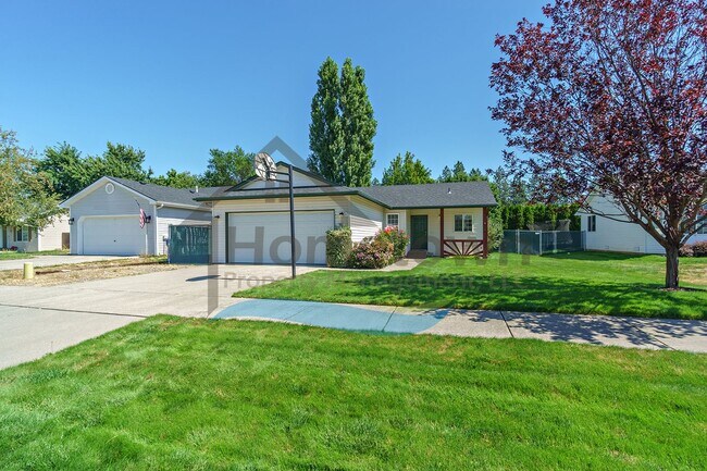 Building Photo - 3 Bedroom 2 Bathroom Home with Attached 2 Car Garage Available in Coeur d'Alene!