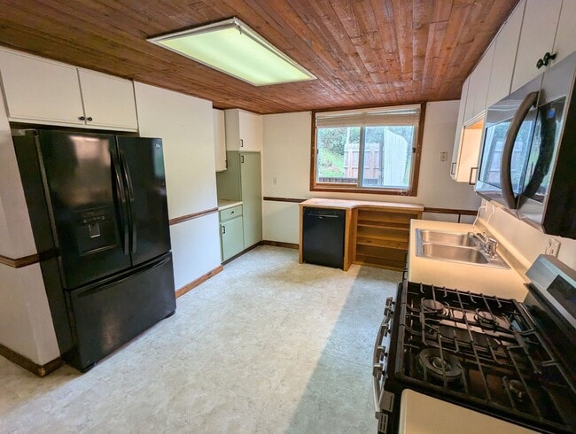 Building Photo - COMING SOON 2 Bedroom 1.5 Bathroom Single ...