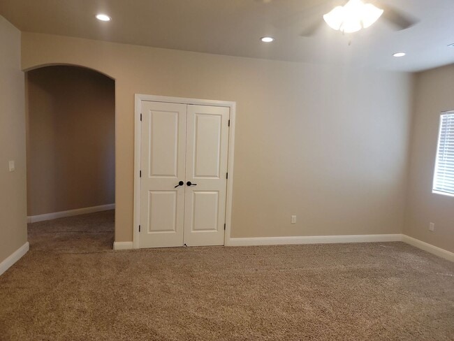 Building Photo - Gorgeous 6 Bedroom Home in Washington!