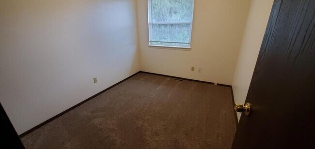 Building Photo - 906 Hersinger Pl