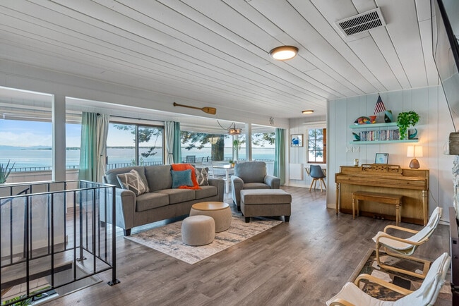 Building Photo - 2038 S Breezy Point Rd