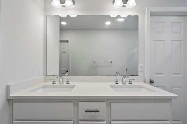 Building Photo - 3007 Salvidar Bend
