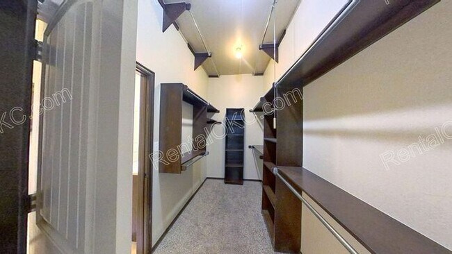 Building Photo - Large Lot, Big Space