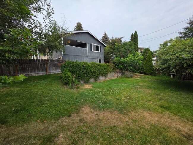 Building Photo - Beautiful Home in 5 Mile