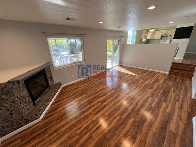Building Photo - 4000 Dove Ln