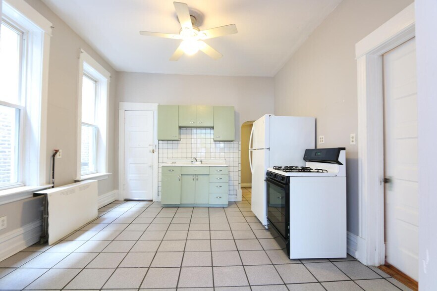 Building Photo - 2440 S Oakley Ave