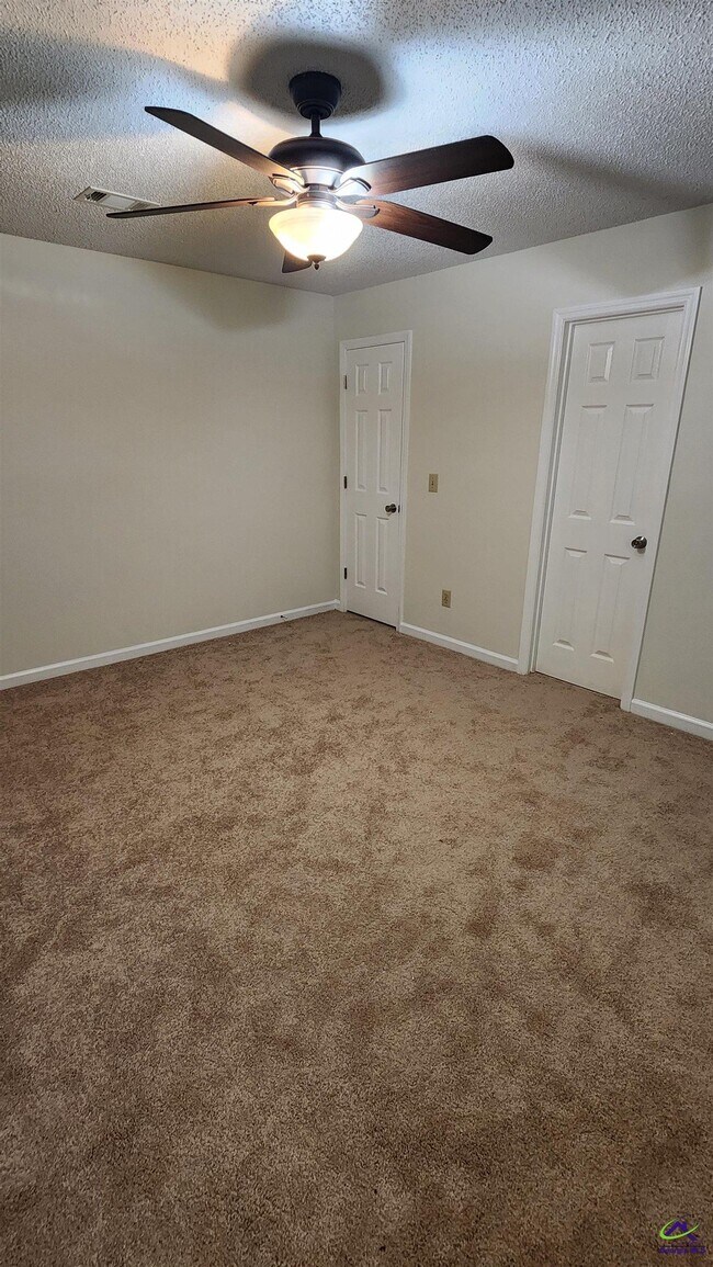 Building Photo - 203 Springdale Dr