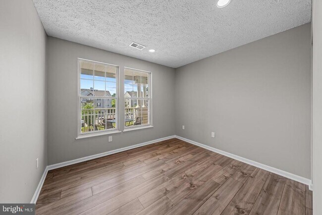 Building Photo - 5601 Avonshire Pl