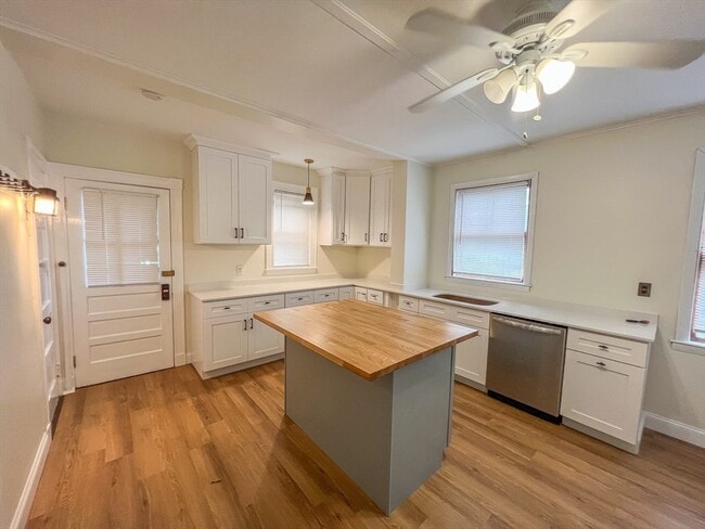 Building Photo - 263 Waverley St