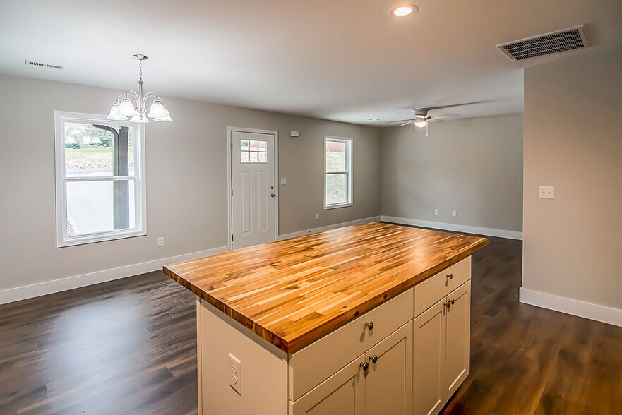 Island Countertop - 54 Creekside Ln