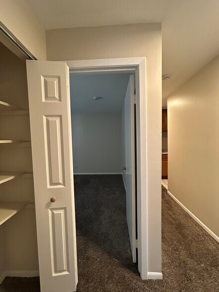Building Photo - 555 Hill Dr