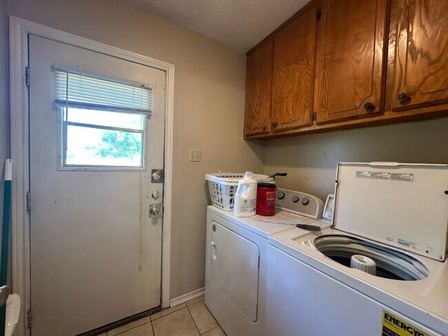 Building Photo - 2108/2110 Stoneridge  SERIES 1