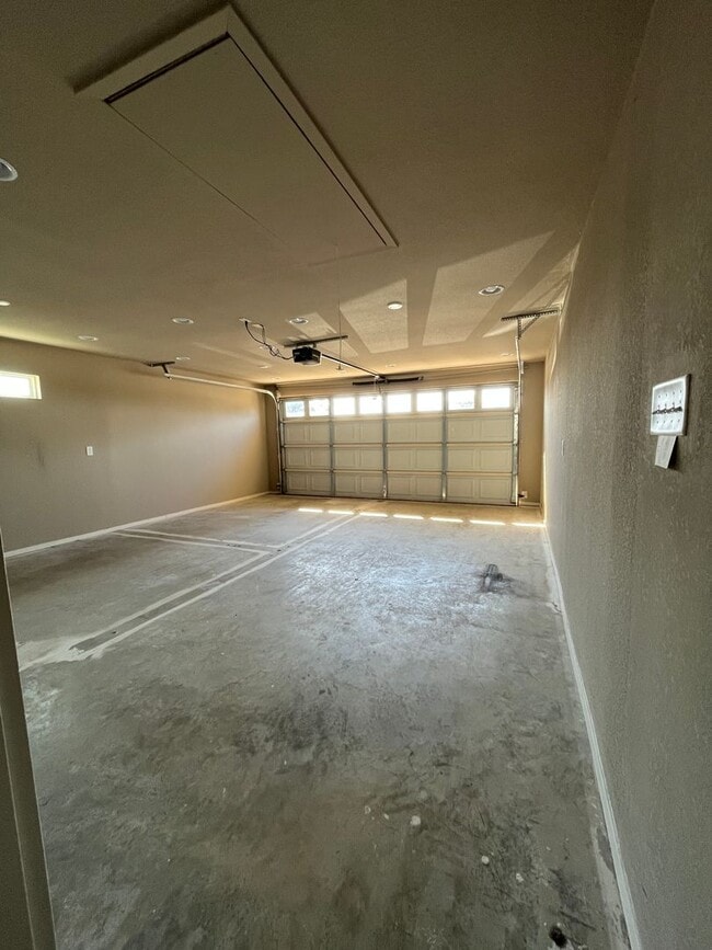 Building Photo - 3 Bed / 2 Bath off of Airport Road