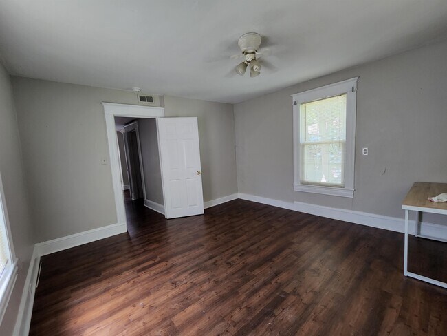 Building Photo - 1612 W 48th St