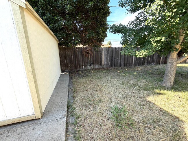 Building Photo - Charming 3-Bed, 1-Bath West Sacramento Home – Updated with Solar!