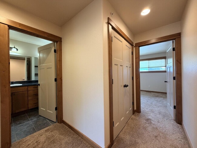 Building Photo - Beautiful 2 Bed, 1.5 Bath Townhouse with Bridger Views, Pets OK!