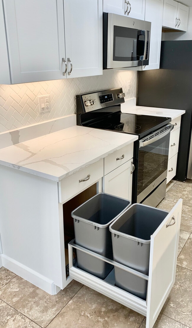 Building Photo - 8546 E Bellview St