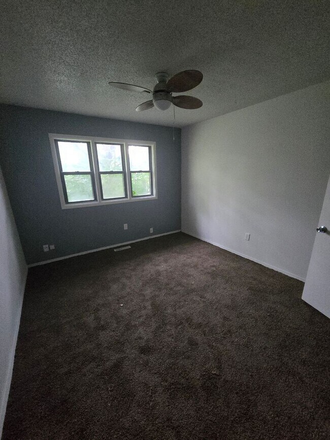 Building Photo - 3 bed 1 bath with partially finished basement & fully fenced in yard