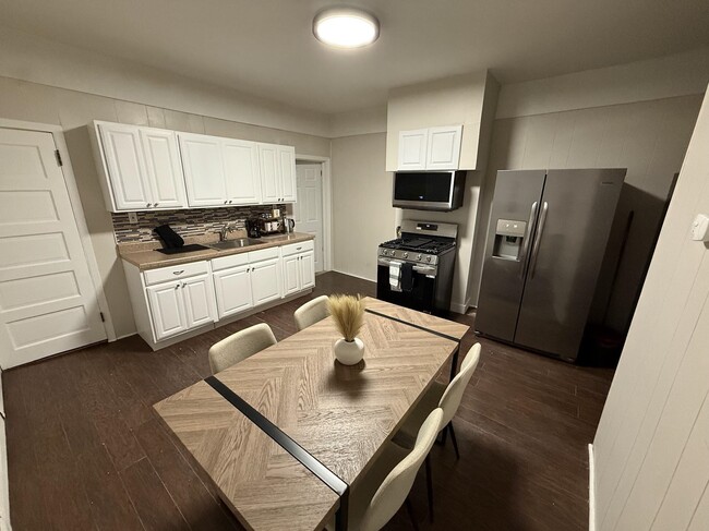 Building Photo - 391 Woodlawn Ave