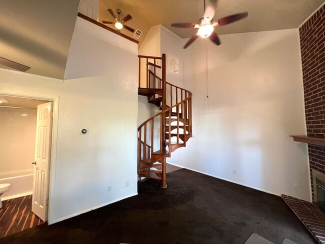 Building Photo - 2 Bedroom 2 Bath Condo Home for rent near Downtown Austin, Top Floor with Balcony, Gated Community