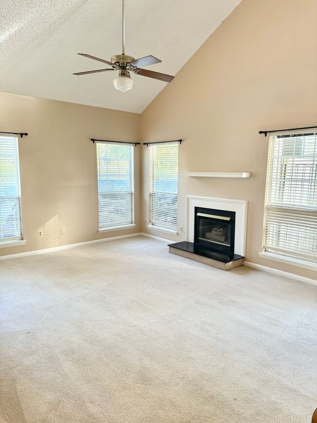 Building Photo - Awesome, 2 story, end unit condo right across from Honey Bee Golf Course in Virginia Beach-