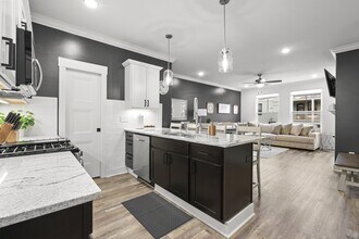 Building Photo - 127 E 8th Ave