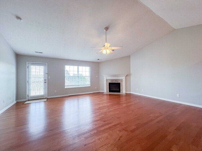 Building Photo - 2-Bedroom + office Condo Retreat with Pool Access