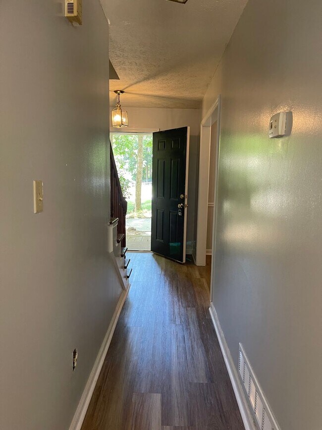 Building Photo - Westwood Hills! 3 BR 2 1/2 Bath home off M...