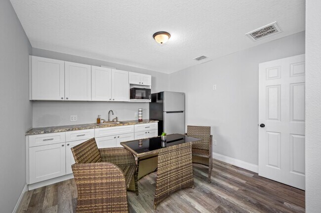 Building Photo - 920 N Castle Ct