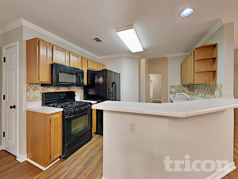 Building Photo - 555 Horseshoe Cir