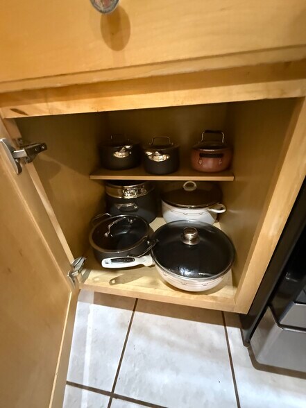 Plenty of Cookware - 584 Rockhurst St