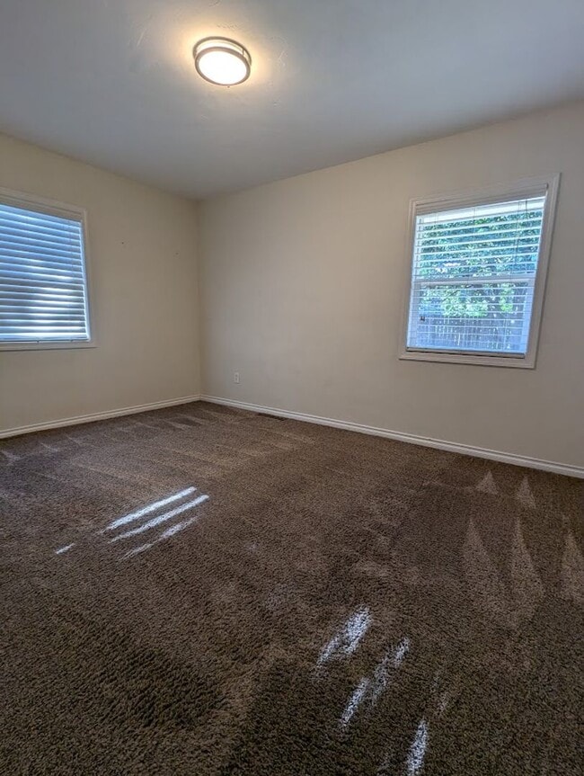 Building Photo - Fabulous 4 Bedroom 2 Bath House with Big F...