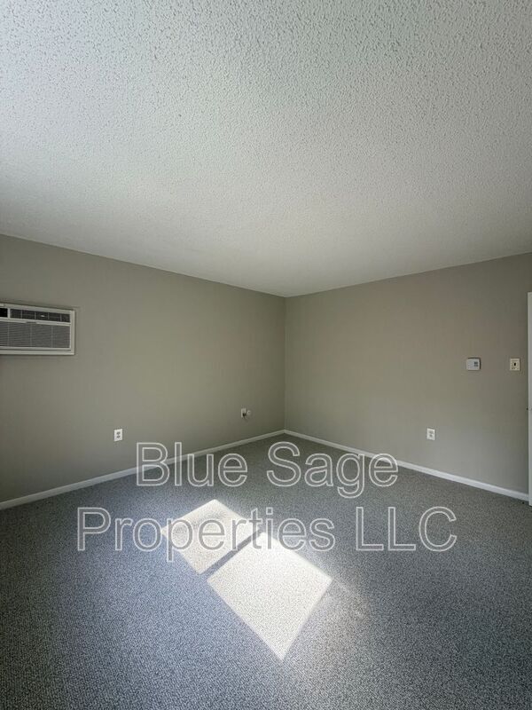 Building Photo - 400 Glendale Rd