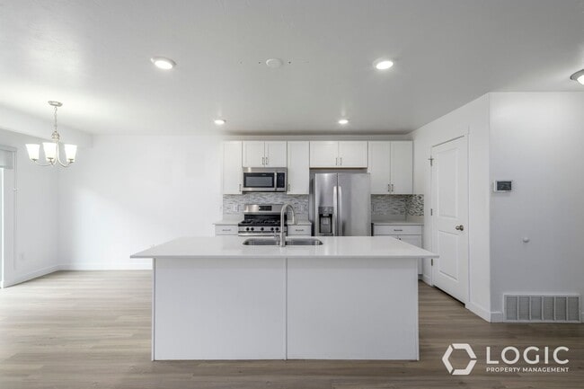 Building Photo - Spacious Townhome in Herriman!