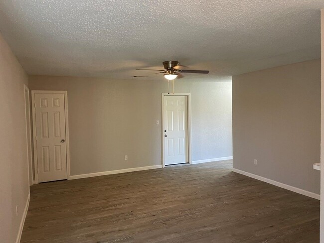 Building Photo - 4914 Fairgreen Ln