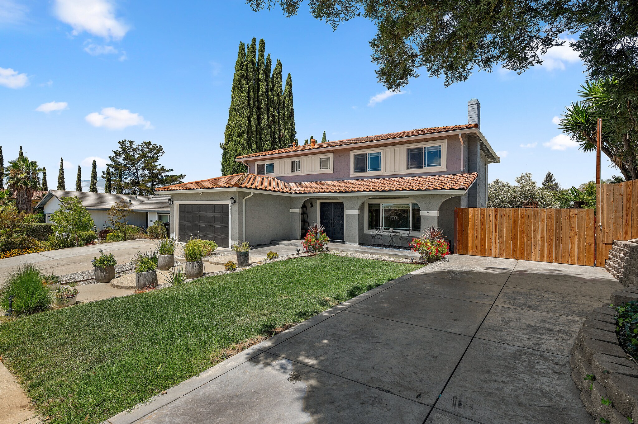 Building Photo - 3661 Slopeview Dr