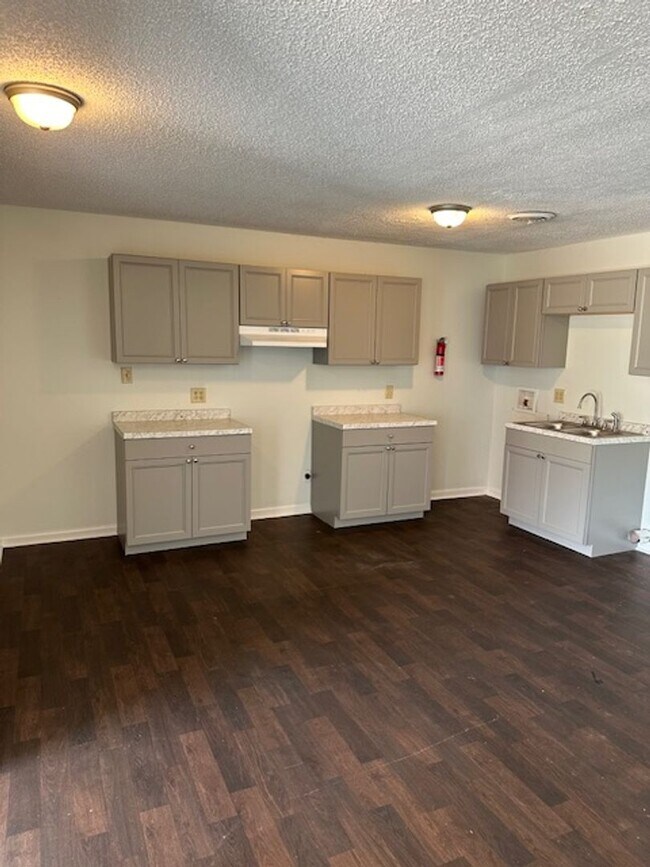 Building Photo - Renovated 2 Bedroom 1 Bath Unit for Rent!