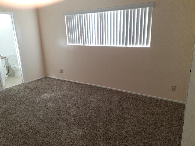 Building Photo - 15414 Larch Ave