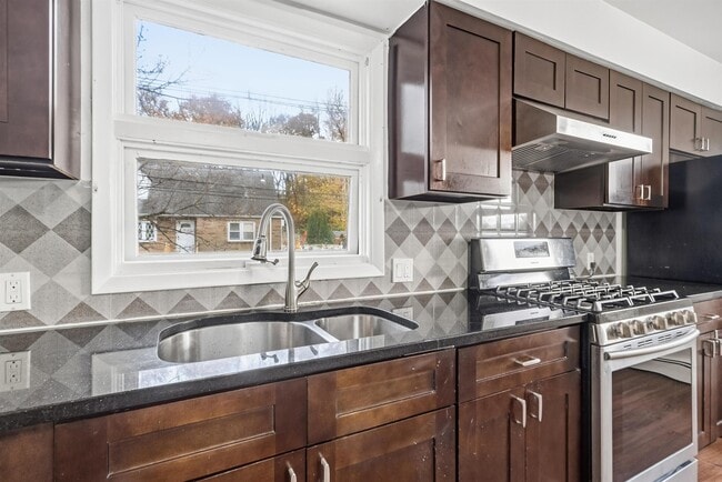 Building Photo - 2 Raydol Ave