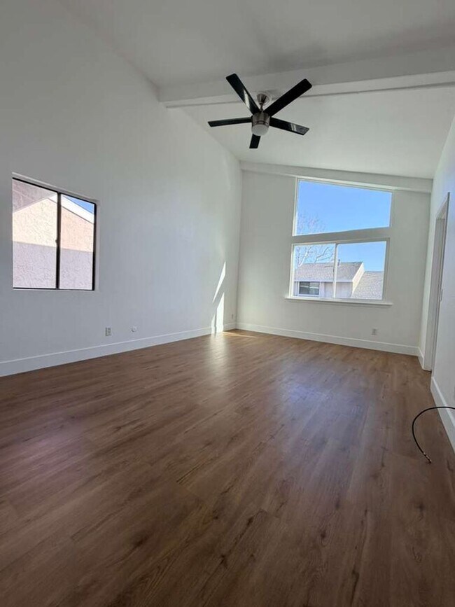 Building Photo - Freshly Updated End-Unit Townhome in the Gated Community of Vista Valencia